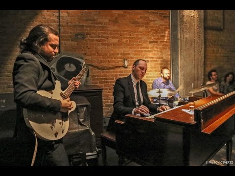 Água de Coco  - Hammond Grooves organ trio live at JazzB Club - São Paulo