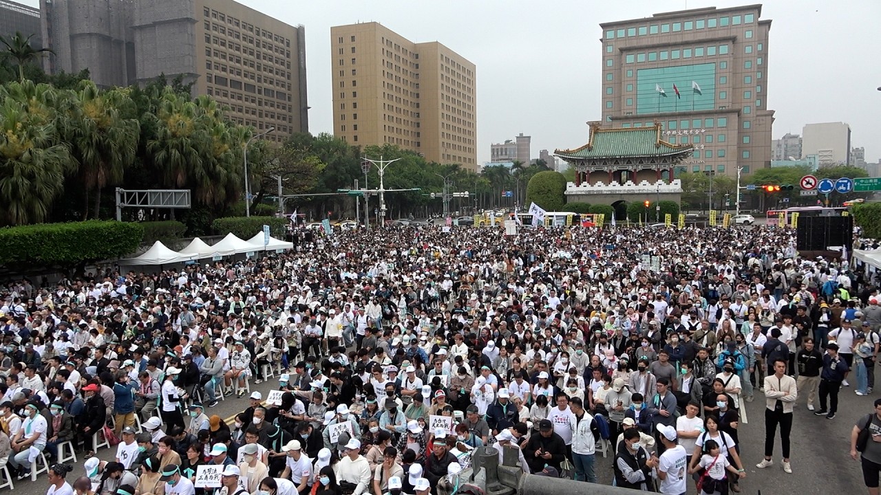 Thousands rally in Taipei backing Ko Wen-je after guilty verdict