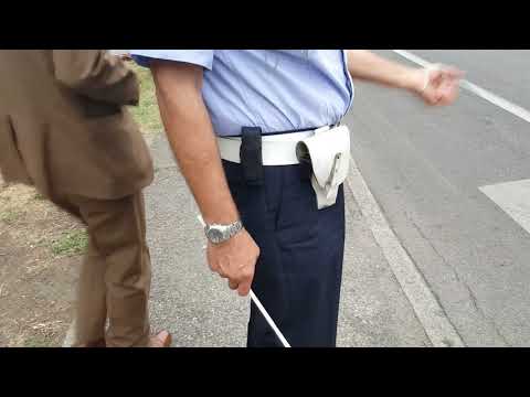 "Il mestiere di vigile urbano. Ai semafori trafficati la mattina. Il fermare le automobili"