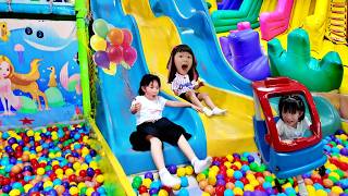 Main Perosotan, Mandi Bola di Istana Balon Playground Anak Mobil Mobilan