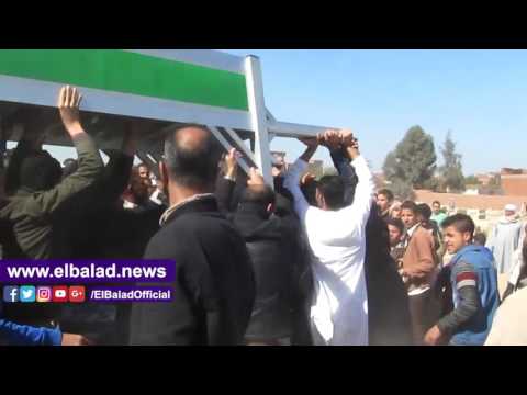 صدى البلد إصرار سيد عبد الحفيظ على حمل جثمان والده حتى المقابر