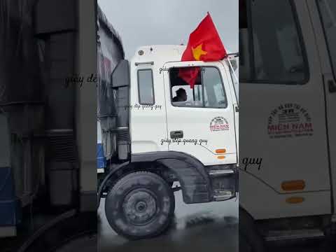xe chở hàng cứu trợ tới rồi  #shorts