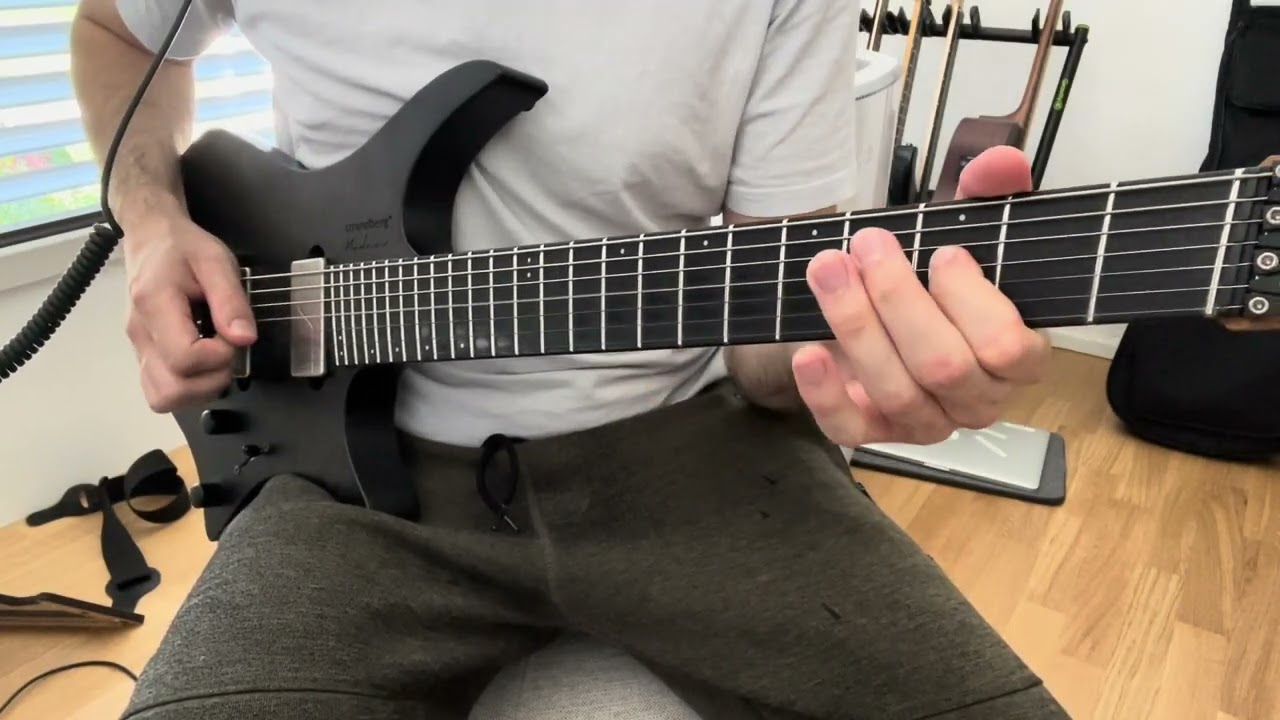 Roberto Barlocci playing the King of Queens tritone lick on electric guitar