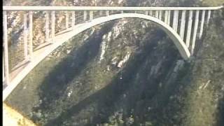 preview picture of video 'Skok na bungee Ashka (BLOUKRANS RIVER BRIDGE - 216 m)'