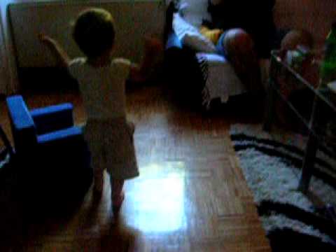 smesno-beba uziva u muzici