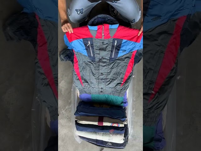 Vídeo relacionado con MERCHANDMANIA Chaqueta técnica con 2 impresiones cinta casette retro vintage futurista friki gamer 2 logos jacket