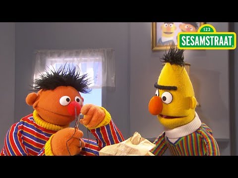 Ernie deelt dropveter - Bert & Ernie - Sesamstraat