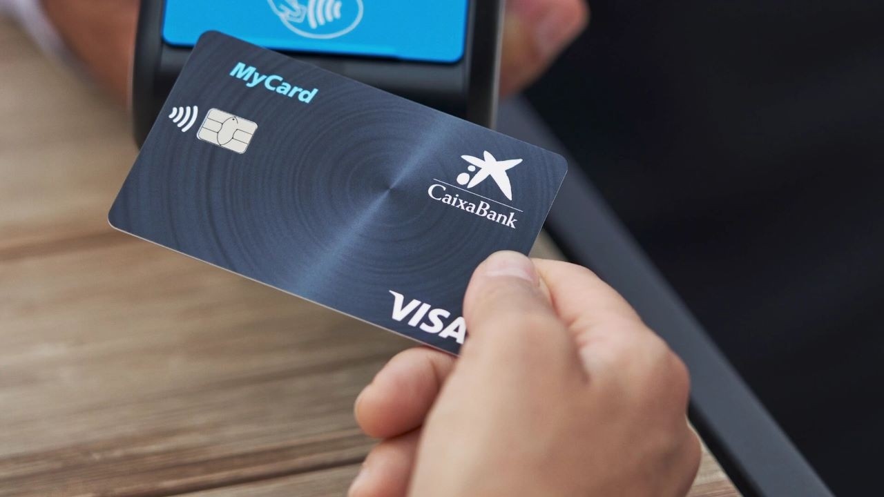 V&iacute;deo que resume el proceso de reciclado de tarjetas bancarias CaixaBank y su transformaci&oacute;n en bancos que ampl&iacute;an el mobiliario urbano en la Espa&ntilde;a rural