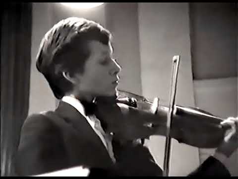 Vilhelmas Čepinskis plays Paganini-Kreisler: "La Campanella"  (1988)