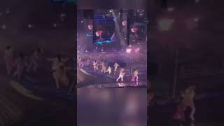 Download lagu The Mirror Concert: Bizarre Moment when a Massive LED TV Crashes Down mp3