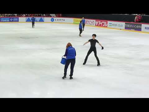 20181103 羽生結弦 Yuzuru Hanyu instructing a staff like a penguin.