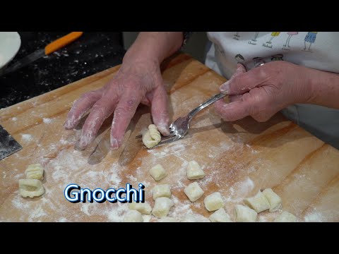 La nonna italiana prepara gli gnocchi
