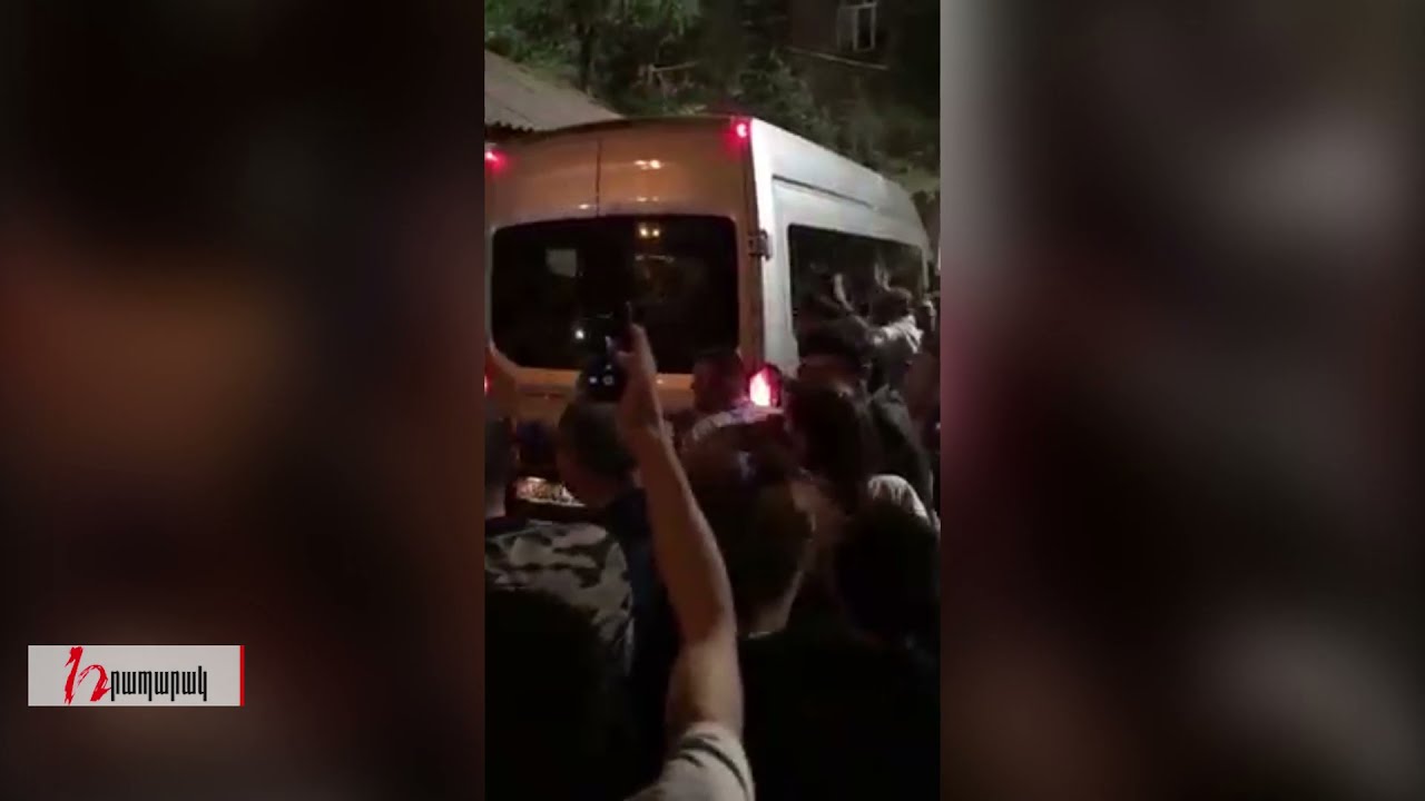 Ինչպես են հարազատները դիմավորում Հայաստան վերադարձած գերիներին