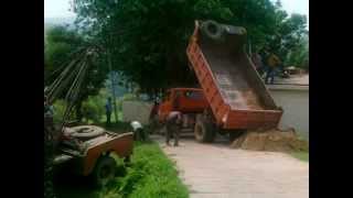 preview picture of video 'rescuing a truck at morni hills village chamkha......'