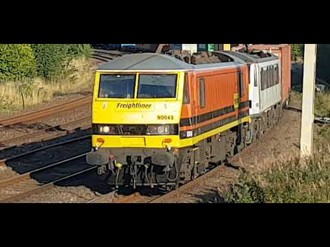4M87 - FL90's - Freightliner's 90048 and 90005 on today's trek to Trafford Park from Felixstowe
