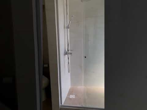 Video de YouTube - Apartamento de tres dormitorios y servicio en alquiler en Pocitos