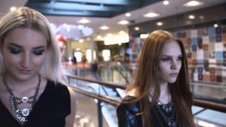 Sara Chafak kuumottaa miehiä hississä (piilokamera)