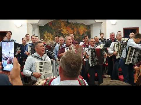 Ilie Puha cu fiii cântăreților la Micherechi Ungaria ~ Nui mai dulce, mai sfântă cântarea