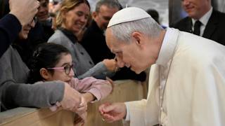 Download lagu With 7,000 faithful, Pope Leo sings  Ave Maria and also warns about “empty words” mp3