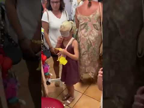 Manou koopt iets met een blinddoek