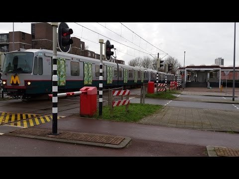 RET Metro 3*Type T vertrekt nabij Nieuw Verlaat in Rotterdam richting Nesselande