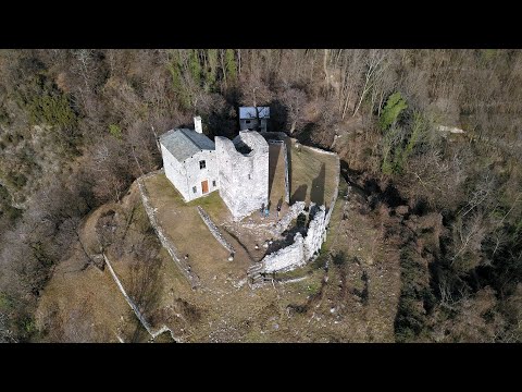 Castello di Domofole e chiese in Valtellina ripresi dal Drone
