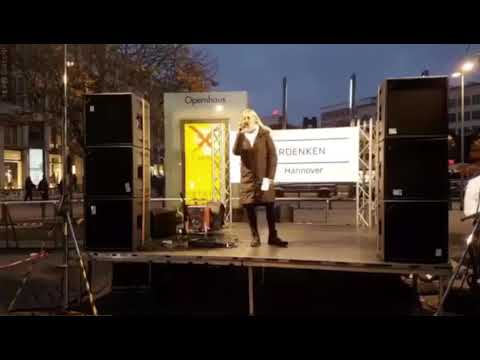 Jana aus Kassel fängt an zu weinen als der Ordner aus Hannover sie wegen ihrer Rede konfrontiert