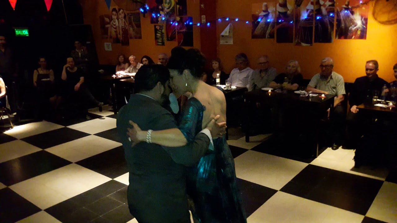Bailan Andrea Fernández Acerbi y Julio Maidan en Lo de Yuyu Milonga