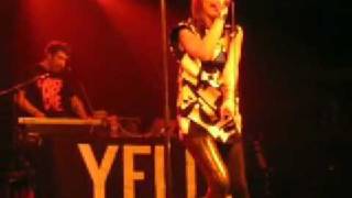 Yelle - Amour du Sol (live at Fever)