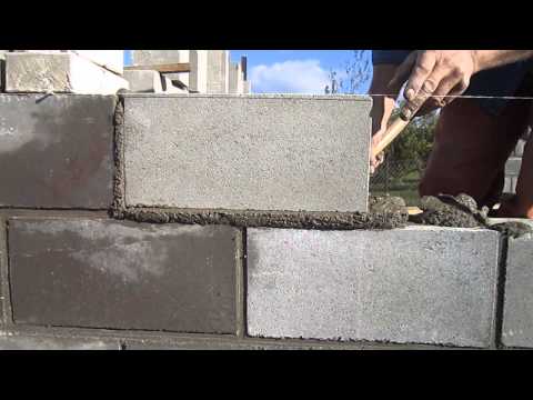 Укладка пустотелых цементно песчанных блоков (Laying hollow cement-sand blocks)