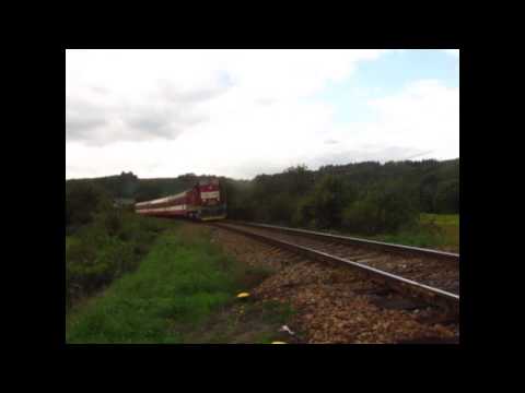 Lok. 742.100 + 3 Bmx na Os 4813 v oblouku nedaleko zast. Omice, 27. 9. 2013