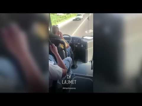 Shoferi i autobusit përdor telefonin duke vozitur