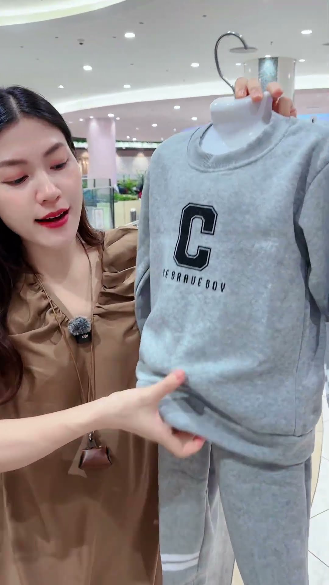 Bộ đồ ngủ lụa hoạt hình - video 5