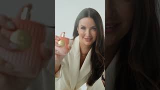 With a soft side glance and the glow of dusk Peach Velvet is more than a scent, it's a mood.
