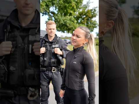vor der Polizei wegrennen?..👮🏼✨ *werbung #running #funny #polizei