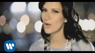 Laura Pausini - Con la musica en la radio (Official Video)