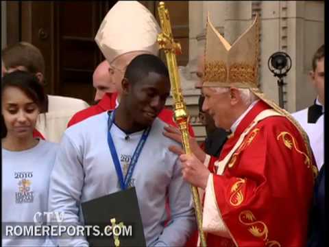 Pope greets youth in London after Mass in Westminster Cathedral