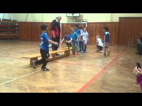 Kevin rozcvicka na futbale