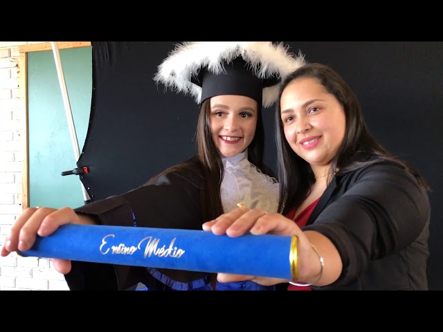 prova-de-toga-cecilia-meireles-viamao-porto-alegre-formatura-formandos-canudo-estudio-rodrigo-bestetti-fotografia-fotografo-colacao-grau-cerimonia-barrete-capelo-jabo-michael-escouto-natalia-cezar-professora-paraninfa-escola-colegio-video-teaser-making-of'