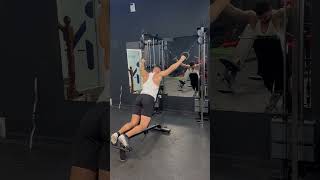 JALÓN AL PECHO EN BANCO INCLINADO A 2 MANOS