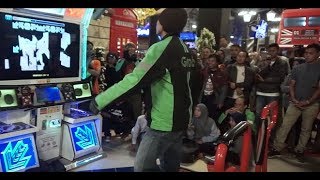 Download lagu [Malang] Viral, Aksi Keren Mas Raka, Mitra GrabBike Malang 'NgeDance Pump it Up' mp3