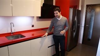 Cocina moderna color blanco y rojo con tirador oculto Gola negro, espectacular ... !!