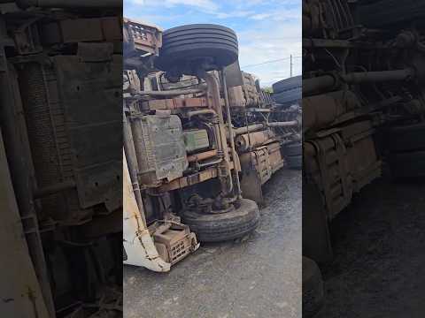 Caminhão carregado de telhas tomba em praça de Palmas de Monte Alto — motorista escapa ileso 🙏
