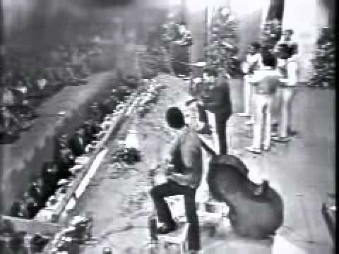 Sérgio Ricardo quebrando o violão.