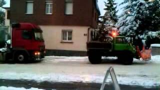 preview picture of video 'Unimog zieht 40t LKW bei Schnee und Eis - Unimog truck pulling Truck stuck in snow'