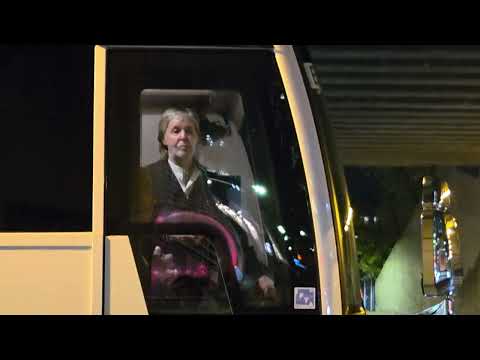 Video Paul McCartney leaving Centre Bell after concert in Montreal (17/Nov 2025)
