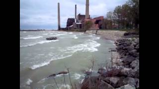 preview picture of video 'Waves breaking off Avon Point, Lake Erie'