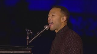 Download lagu John Legend performs Beauty and the Beast at 25th anniversary of Disneyland Paris mp3