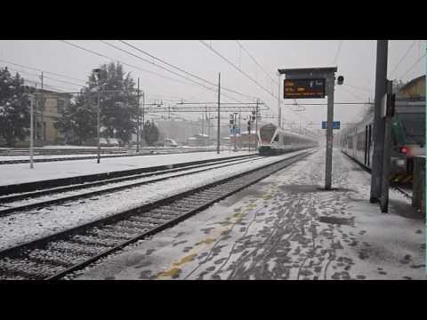 Flirt TiLo ETR 524 arriva alla Stazione di Bergamo sotto la neve