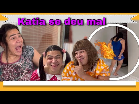 Ketley e Rebeca se juntam e aprontam uma com Katia